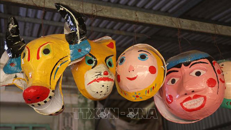 Những chiếc mặt nạ giấy bồi truyền thống được sản xuất tại thôn ông Hảo, xã Liêu Xá, huyện Yên Mỹ, tỉnh Hưng Yên. Ảnh: Mai Ngoan/TTXVN