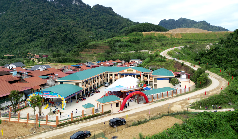 Phân trường Xuyên Sơn được Công ty CP Đầu tư xây dựng và Khai thác khoáng sản Thăng Long tài trợ xây dựng với tổng kinh phí 18 tỷ đồng.