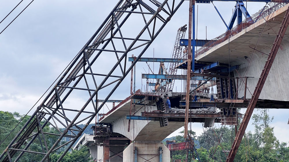 Hiện nay, tập trung nguồn lực hoàn hiện hạ tầng giao thông là một trong những giải pháp được tỉnh xác định nhằm nâng cao hơn nữa hiệu quả thu hút đầu tư. Trong ảnh: Thi công cầu Hòa Sơn nối giữa huyện Hiệp Hòa (tỉnh Bắc Giang) với TP. Phổ Yên, Dự án tuyến đường liên kết, kết nối các tỉnh Thái Nguyên – Bắc Giang – Vĩnh Phúc.