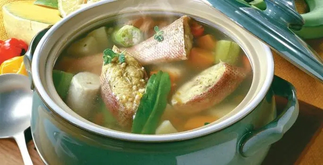 Cả canh gà và canh cá chị em đều có thể thay đổi thành phần chính là cá (cá thu, cá hồi, cá quả, cá hồng...) theo sở thích cùng với đó là nhóm rau gia vị đi kèm