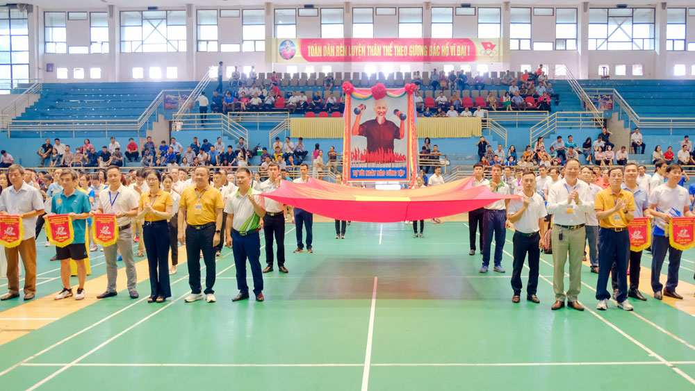 Đại diện Ban Tổ chức giải đấu trao cờ lưu niệm cho các đội tham dự.