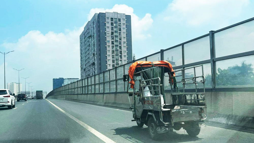 Hình ảnh vi phạm an toàn giao thông được người dân ghi lại tại đường Vành đai 3 trên cao, đoạn từ nút giao Nguyễn Trãi (quận Thanh Xuân) đến Mai Dịch (quận Cầu Giấy).