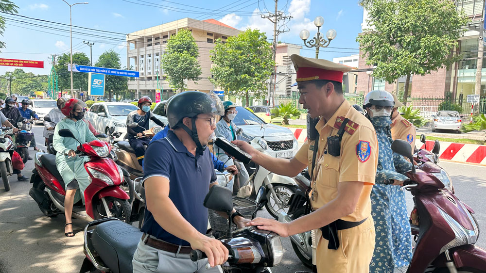 Cán bộ Phòng CSGT Công an tỉnh kiểm tra nồng độ cồn đối với người điều khiển xe mô tô khi tham gia giao thông tại tuyến đường Cách mạng Tháng Tám (TP. Thái Nguyên)