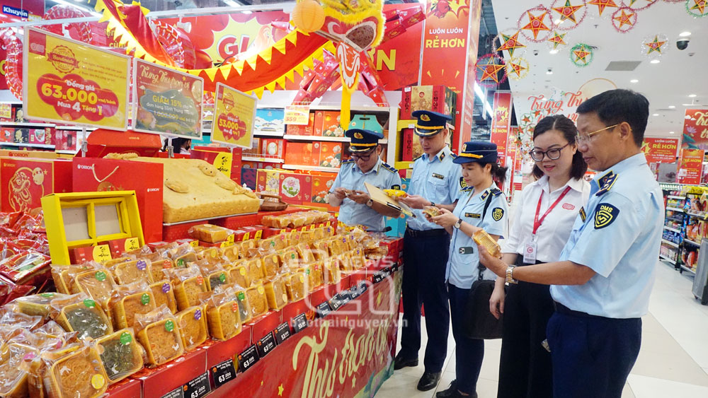 Lực lượng Quản lý thị trường kiểm tra mặt hàng bánh trung thu bày bán tại Siêu thị GO!(TP. Thái Nguyên).