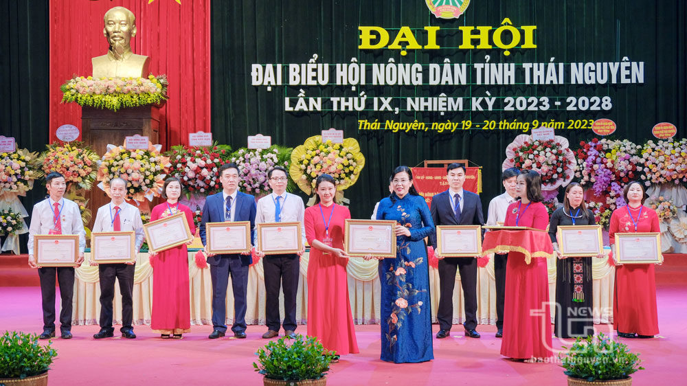 Đồng chí Bí thư Tỉnh ủy Nguyễn Thanh Hải trao Bằng khen của Chủ tịch UBND tỉnh tặng các tập thể có thành tích xuất sắc trong công tác phát triển Hội Nông dân giai đoạn 2018-2023.