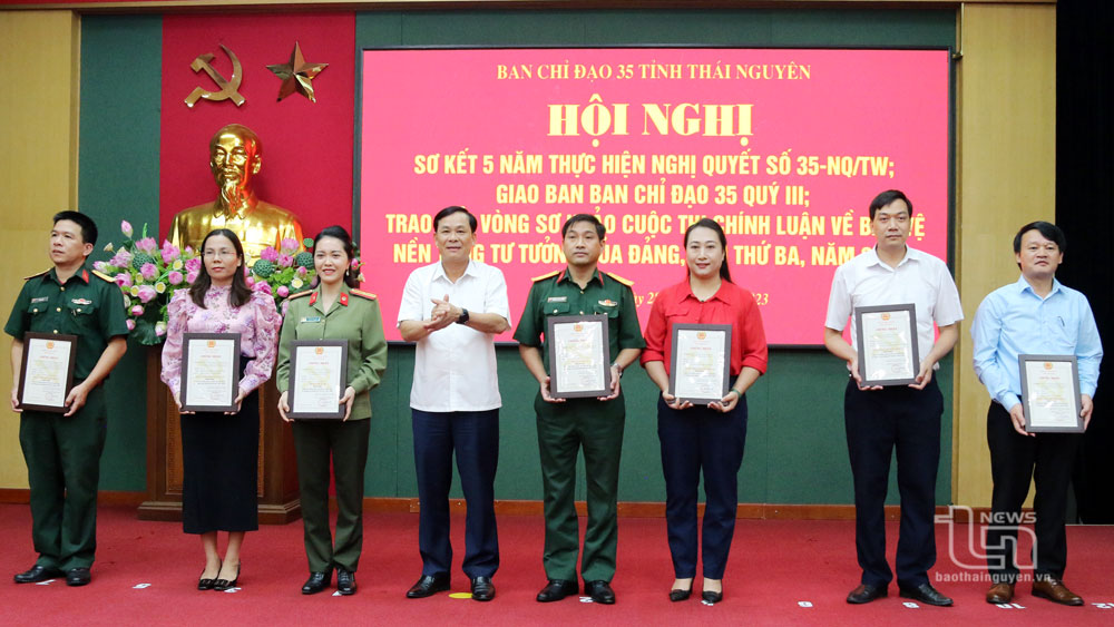 Đồng chí Chủ nhiệm Ủy ban Kiểm tra Tỉnh ủy Hoàng Văn Hùng trao chứng nhận cho các tác giả đoạt giải trong Cuộc thi chính luận về bảo vệ nền tảng tư tưởng của Đảng.