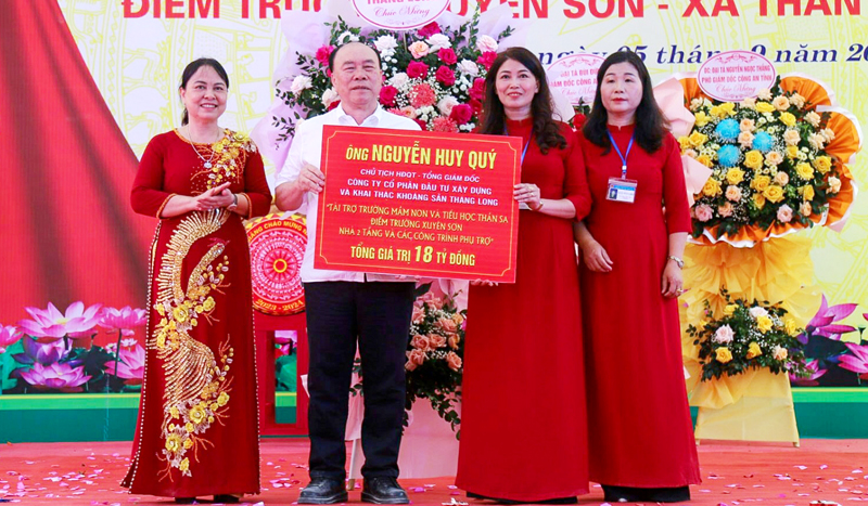Ông Nguyễn Huy Quý, Chủ tịch HĐQT, Tổng Giám đốc Công ty CP Đầu tư xây dựng và Khai thác khoáng sản Thăng Long, trao tài trợ cho Nhà trường.