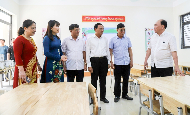 Các đại biểu thăm cơ sở vật chất Phân trường mầm non, tiểu học Xuyên Sơn.