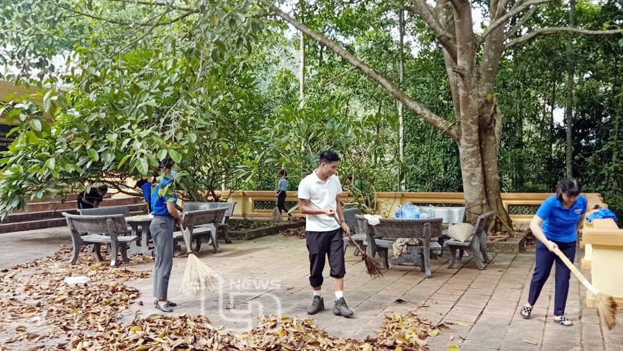 Cán bộ, Nhân dân địa phương làm vệ sinh môi trường tại Khu Di tích lịch sử rừng Khuôn Mánh.