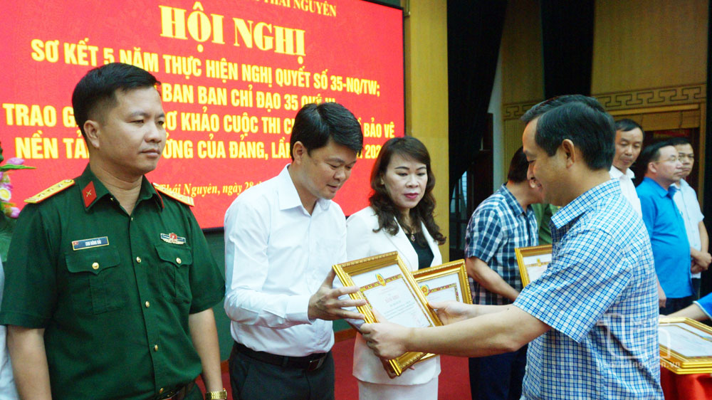 Lãnh đạo Báo Thái Nguyên nhận Bằng khen của Ban Thường vụ Tỉnh ủy tặng các tập thể có thành tích xuất sắc trong thực hiện Nghị quyết số 35-NQ/TW.