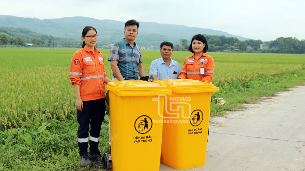 炮山 公司员工在服玲乡发动垃圾清理和收集活动。