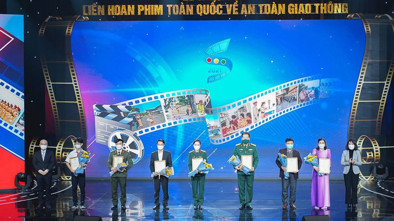 Các tác giả đoạt giải trong Liên hoan phim toàn quốc về an toàn giao thông năm 2021.