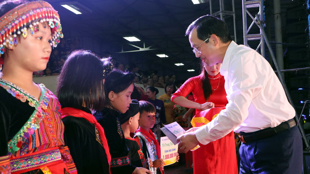 Mr. Pham Hoang Son, Standing Deputy Secretary of the Provincial Party Committee, Chairman of the Provincial Peoples Council, presented gifts to students who have overcome difficulties to excel in their studies.