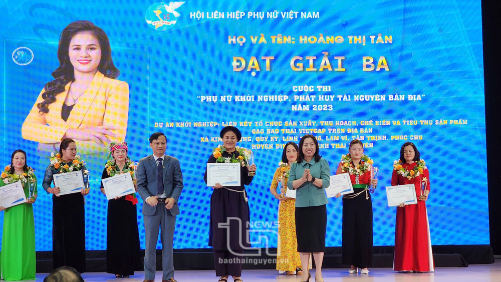 Bà Hoàng Thị Tân, Giám đốc HTX Tâm Trà Thái được trao giải Ba tại Cuộc thi “Phụ nữ khởi nghiệp” năm 2023 cấp vùng khu vực miền Bắc.