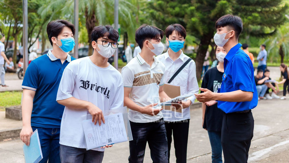 Sinh viên tình nguyện Trường Đại học Kỹ thuật Công nghiệp Thái Nguyên hướng dẫn các tân sinh viên nhập học.