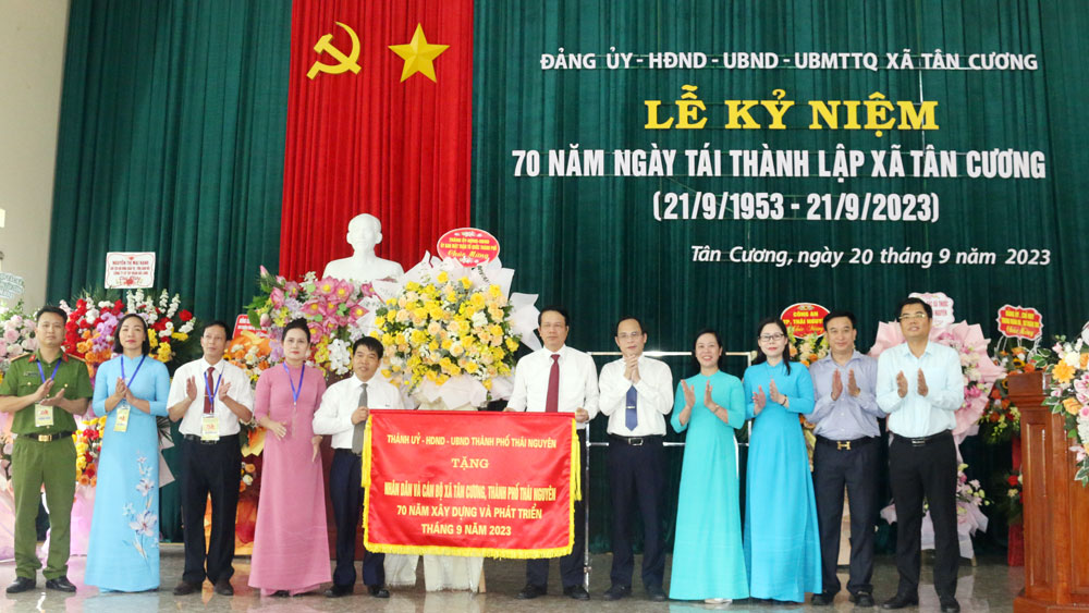 Lãnh đạo TP. Thái Nguyên tặng cờ lưu niệm cho Đảng bộ, Chính quyền và nhân dân các dân tộc xã Tân Cương.
