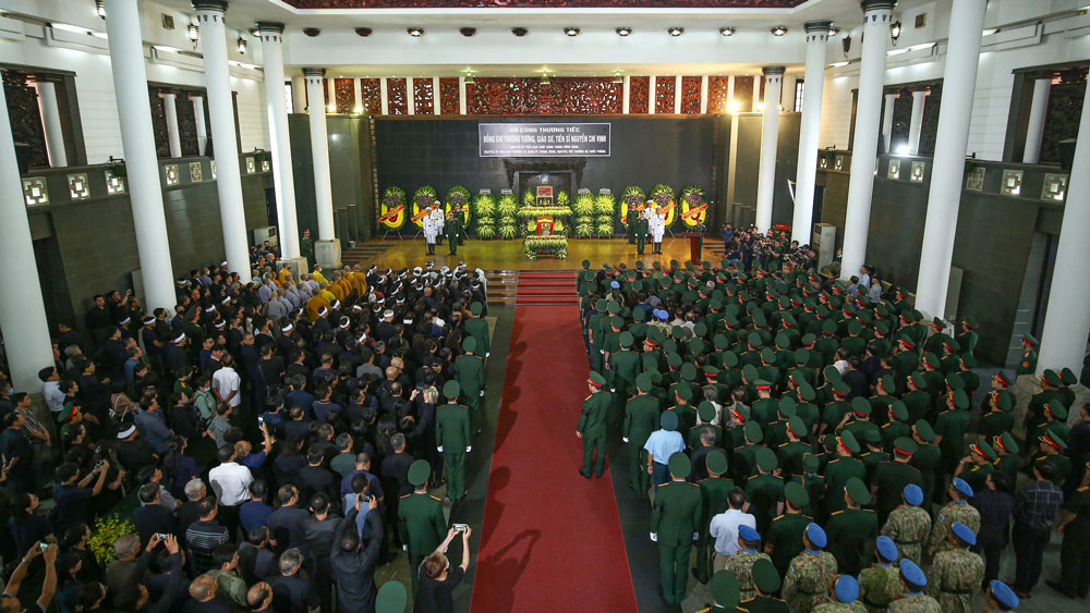 Người dân, lực lượng quân đội dự lễ truy điệu thượng tướng Nguyễn Chí Vịnh