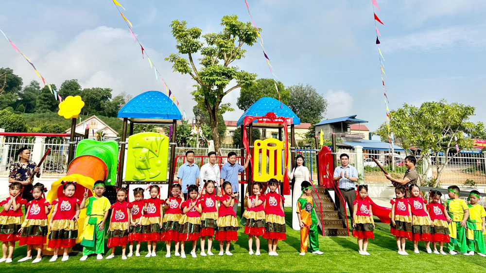 Đại diện lãnh đạo huyện Đại Từ trao tặng khu vui chơi ngoài trời cho Trường Mầm non Lục Ba, với tổng giá trị 60 triệu đồng.