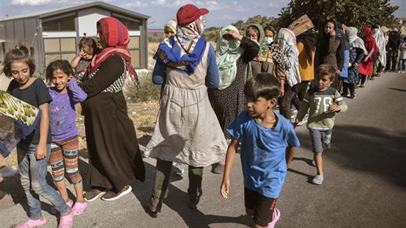 Người di cư xếp hàng chờ nhận thực phẩm cứu trợ tại Đảo Lesbos (Hy Lạp). (Ảnh: AFP/TTXVN)