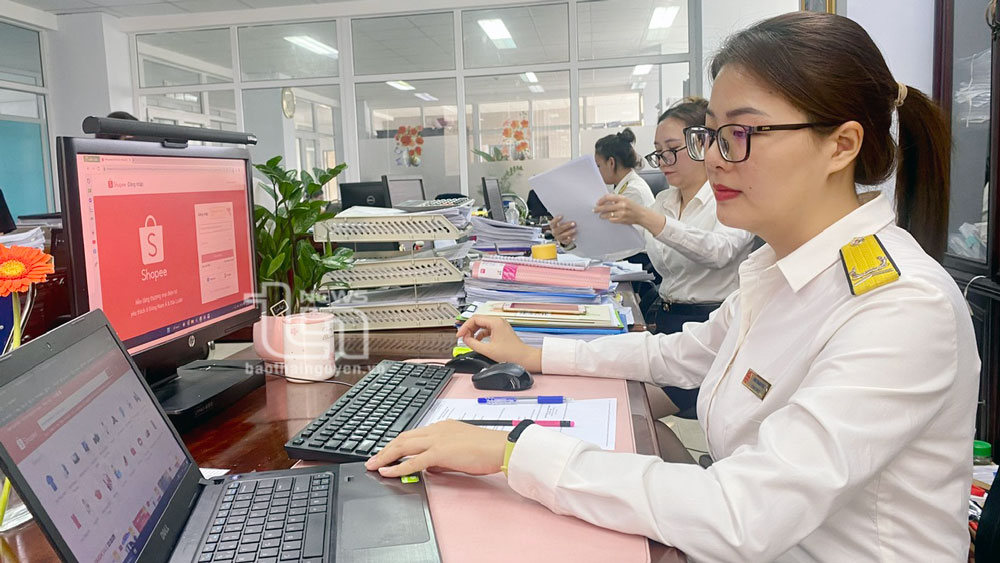 Công chức Chi cục Thuế TP. Thái Nguyên thực hiện việc rà soát hoạt động kinh doanh TMĐT của các tổ chức, cá nhân trên sàn TMĐT Shopee.