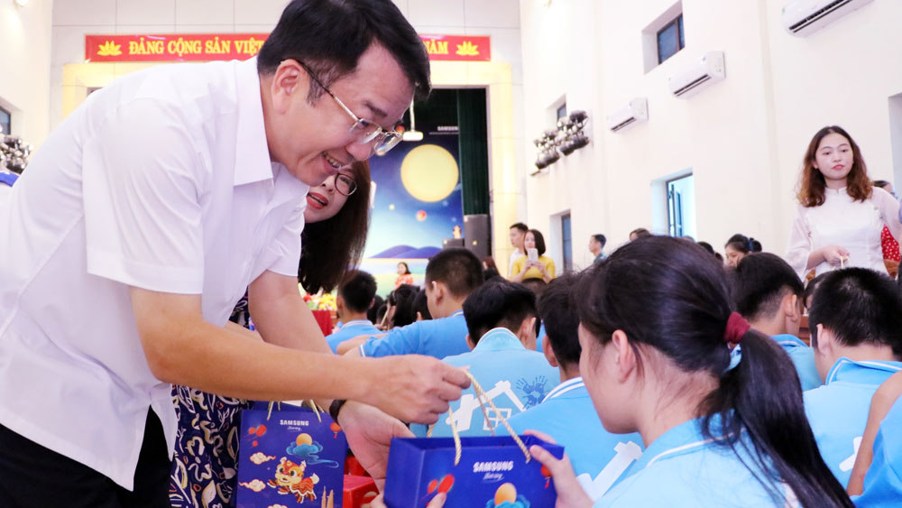 Đồng chí Phó Chủ tịch UBND tỉnh tặng quà cho các em học sinh của Trung tâm.