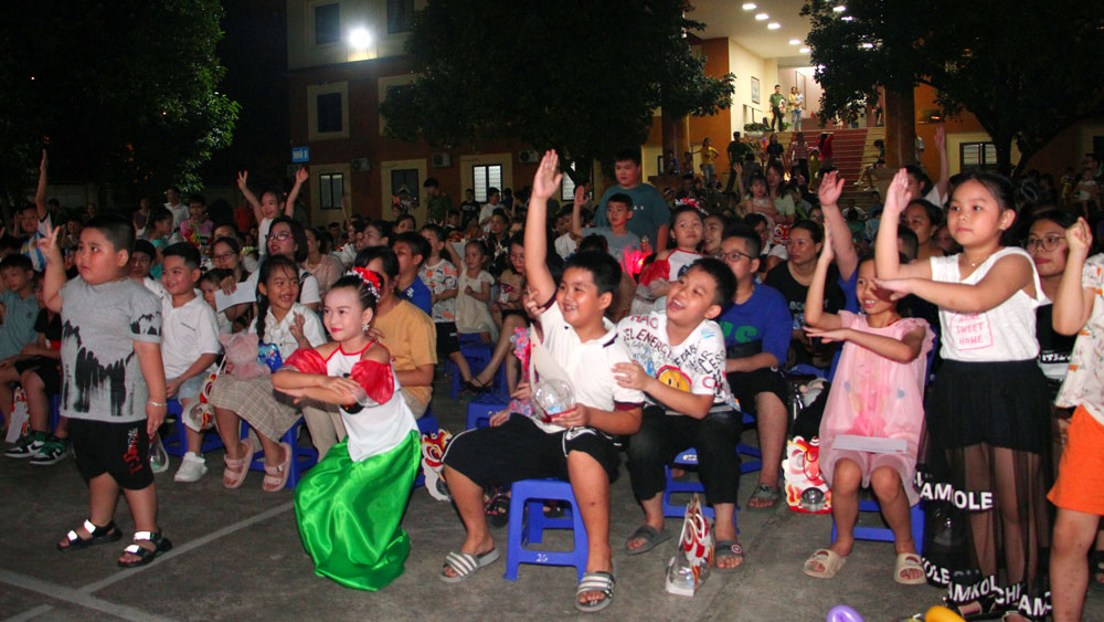 Chương trình “Vui hội trăng rằm” có sự tham gia của trên 500 cháu thiếu niên, nhi đồng là con cán bộ chiến sĩ của Công an TP. Thái Nguyên.