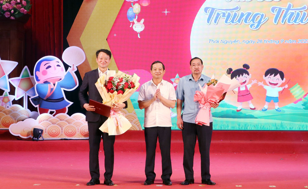 Đồng chí Phạm Hoàng Sơn tặng hoa và Giấy chứng nhận của Ban Tổ chức Chương trình Vui Tết Trung thu năm 2023 cho Công ty TNHH SamSung Electronics Việt Nam Thái Nguyên và Công ty Cổ phần Xây dựng số II Thái Nguyên.