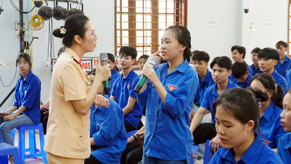 Cán bộ Đội cảnh sát giao thông trật tự công an Thành phố Thái Nguyên tuyên truyền về ATGT cho học sinh.