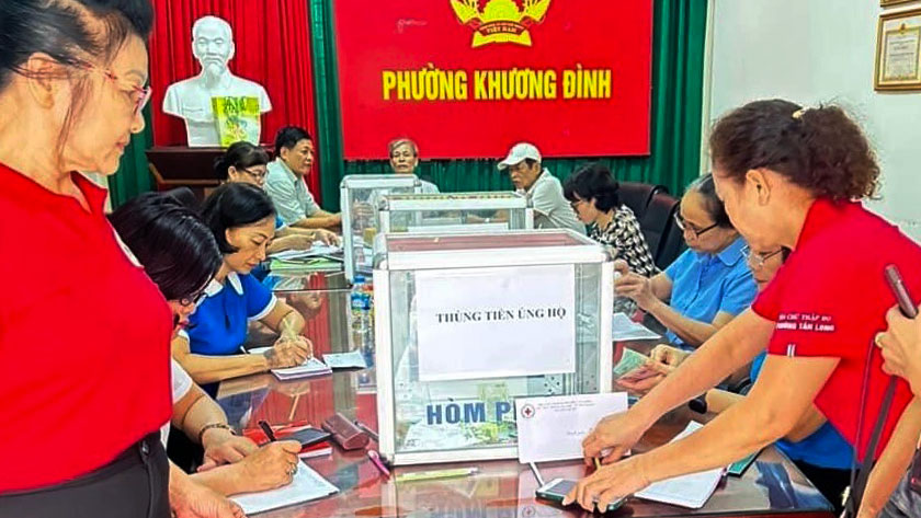 Đoàn trực tiếp đến UBND phường Khương Đình (Hà Nội) trao kinh phí hỗ trợ.