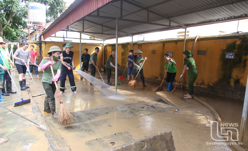 Cán bộ, chiến sĩ Công an tỉnh tham gia dọn dẹp vệ sinh tại Trường THCS Túc Duyên (TP. Thái Nguyên).