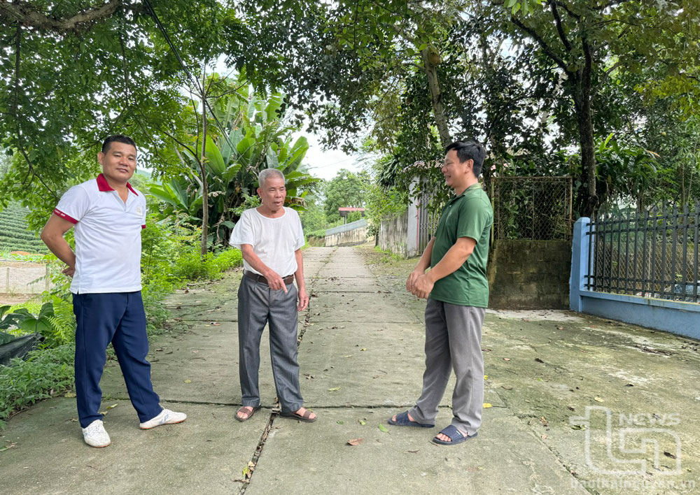 Những đảng viên gương mẫu ở xã Minh Tiến (Đại Từ) trao đổi kinh nghiệm phát triển kinh tế và vận động người dân hiến đất mở rộng đường.