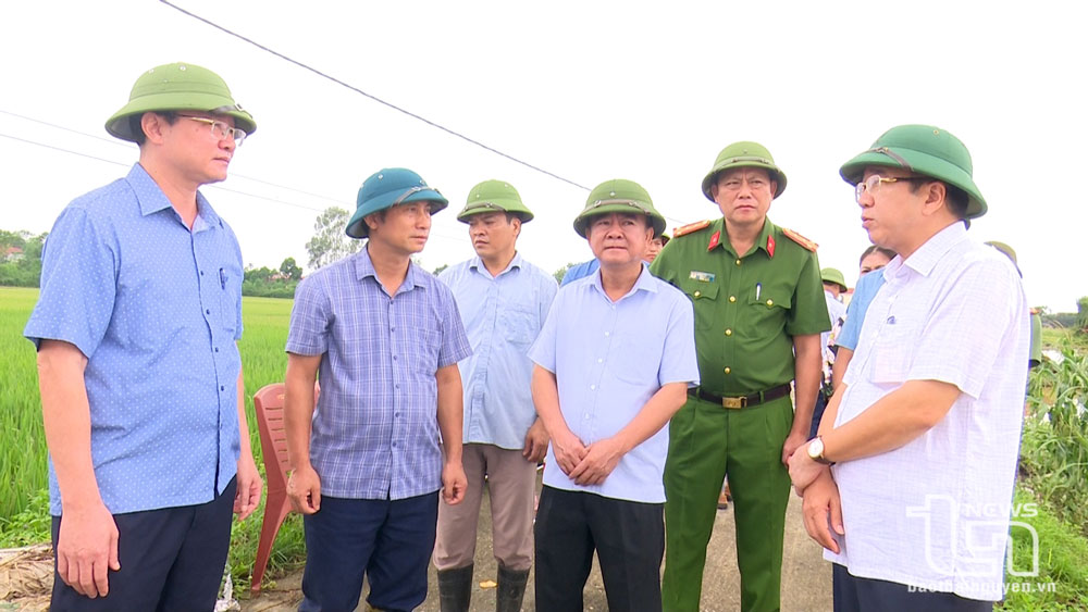 Các đồng chí lãnh đạo tỉnh, huyện Phú Bình, kiểm tra thực tế tại xã Nga My.