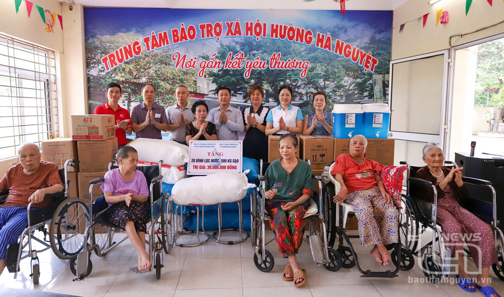 The Provincial VWU and partnering businesses provided gifts to support the Huong Ha Nguyet Social Protection Center.