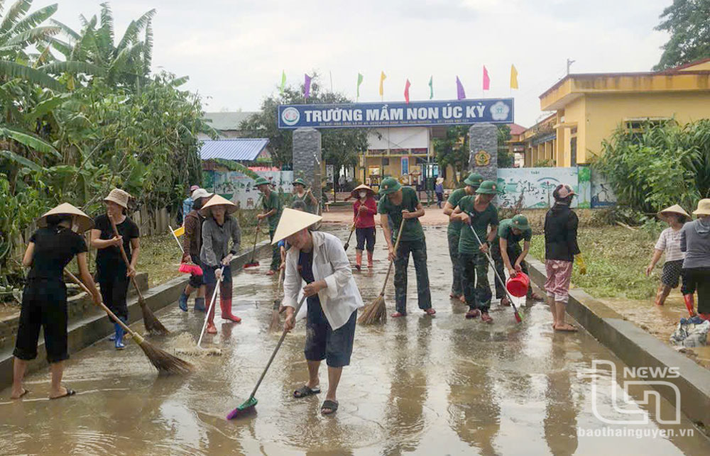 Cán bộ, chiến sĩ lực lượng vũ trang hỗ trợ các thầy, cô giáo Trường Mầm non Úc Kỳ (Phú Bình) vệ sinh trường, lớp để đón học sinh trở lại trường.