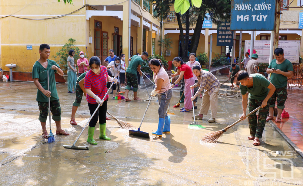 Giáo viên Trường THCS Túc Duyên và lực lượng chức năng đang tích cực dọn dẹp vệ sinh để đón học sinh đi học trở lại.