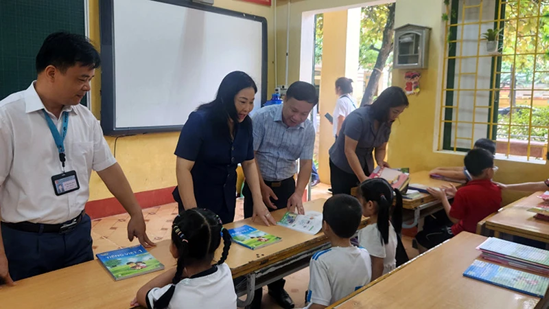 Lãnh đạo tỉnh Yên Bái thăm hỏi, động viên các thầy giáo, cô giáo và học sinh tại Trường tiểu học Kim Đồng, thành phố Yên Bái. (Ảnh ĐỨC HẠNH)