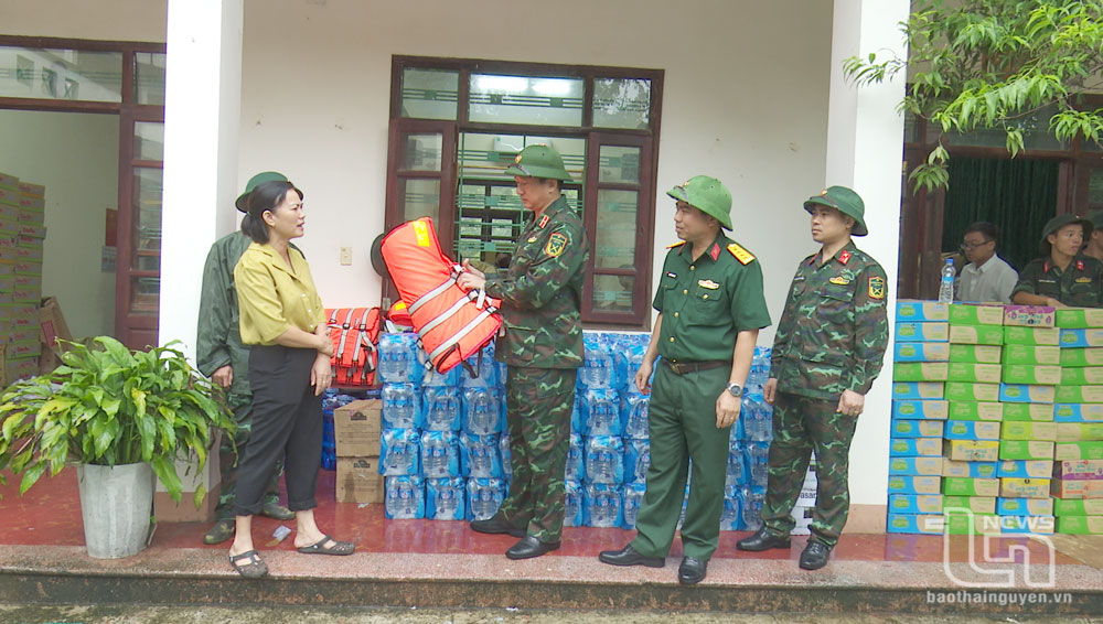 Thiếu tướng La Công Phương, Phó Chính ủy Quân khu 1 kiểm tra hàng hóa, nhu yếu phẩm cứu trợ nhân dân tại phường Cam Giá.