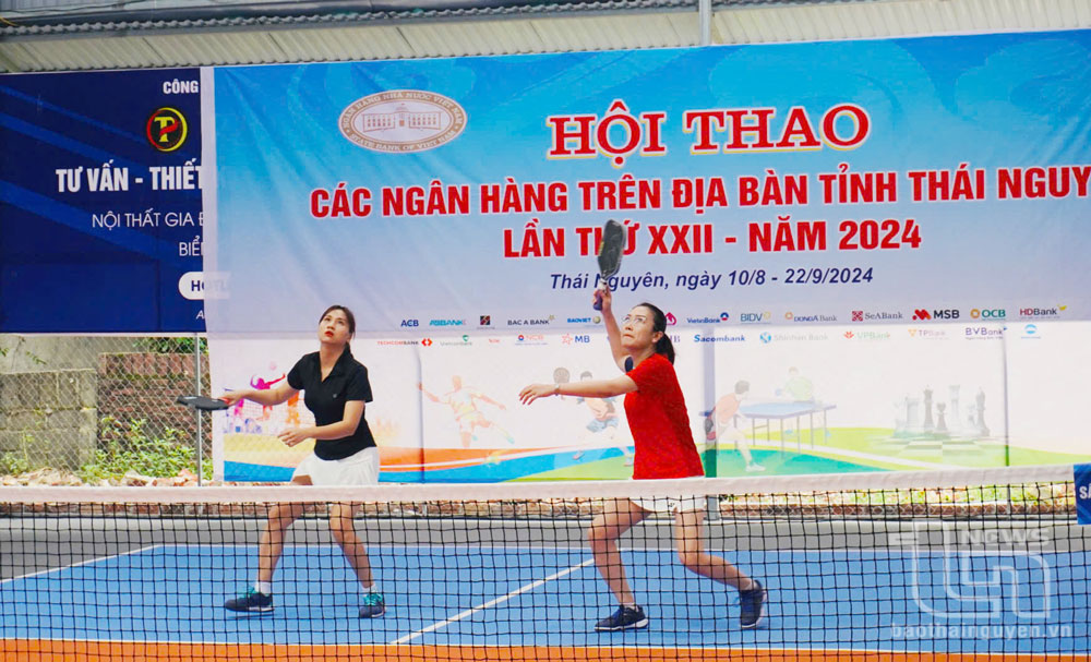 Các vận động viên tranh tài ở nội dung đôi nữ môn pickleball.