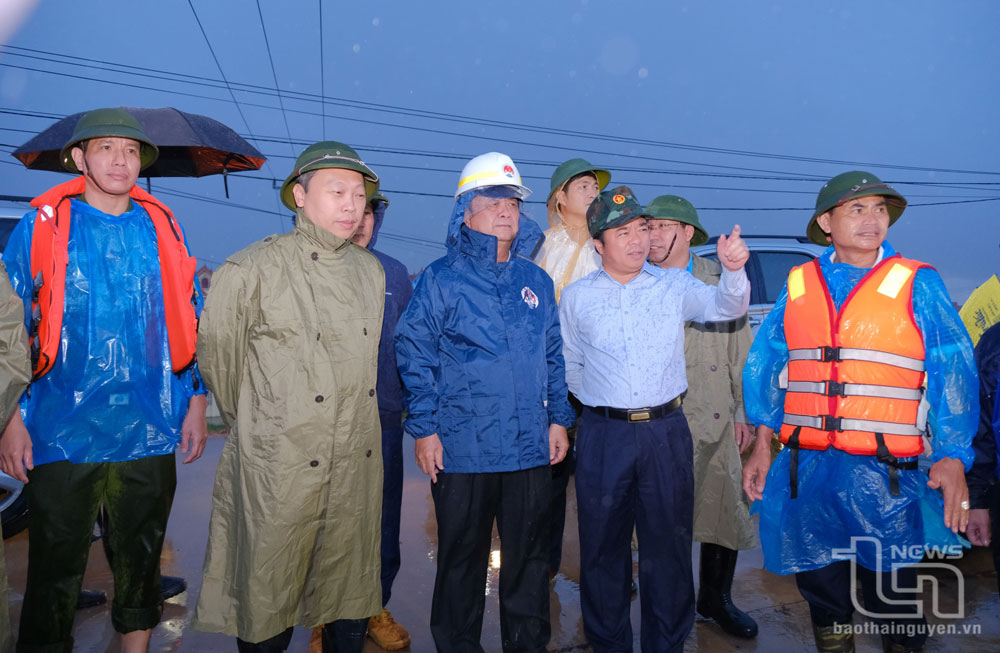 Bộ trưởng Bộ Nông nghiệp và Phát triển nông thôn Lê Minh Hoan cùng Đoàn công tác và lãnh đạo tỉnh Thái Nguyên kiểm tra đê Chã, TP. Phổ Yên.