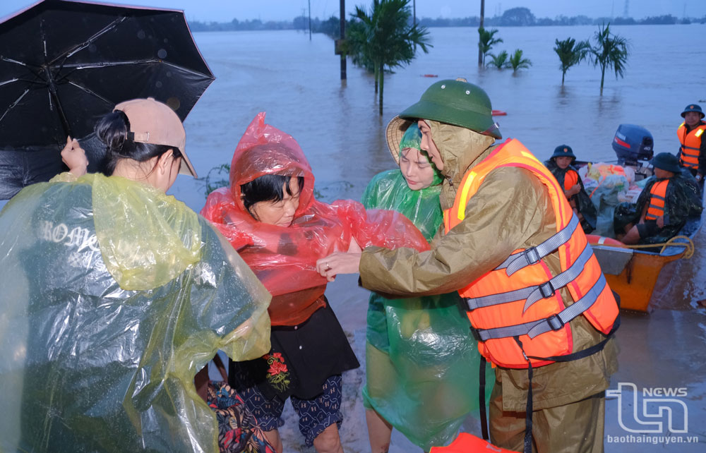 Lực lượng chức năng đưa người dân đến nơi an toàn.