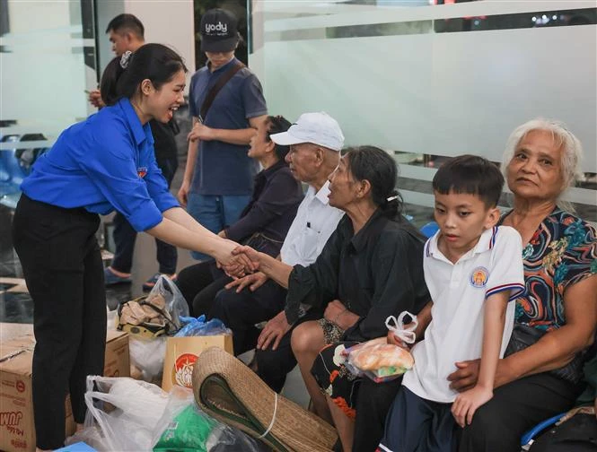 Youth volunteers help residents in Yen Phu ward, Hanoi get to a safer place. (Photo: VNA)