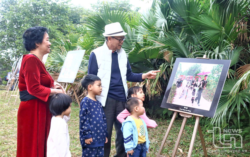 Người cao tuổi vui, khỏe hơn bên các cháu nội, ngoại.