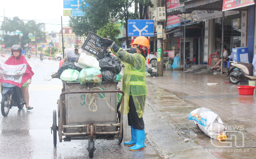 Sau cơn bão số 3, TP. Thái Nguyên chỉ đạo cơ quan chức năng, các xã, phường tập trung huy động lực lượng thu gom xử lý rác thải, bảo vệ môi trường.