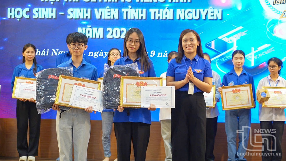 Tỉnh đoàn trao thưởng cho 2 thí sinh đoạt giải Nhất vòng chung kết.