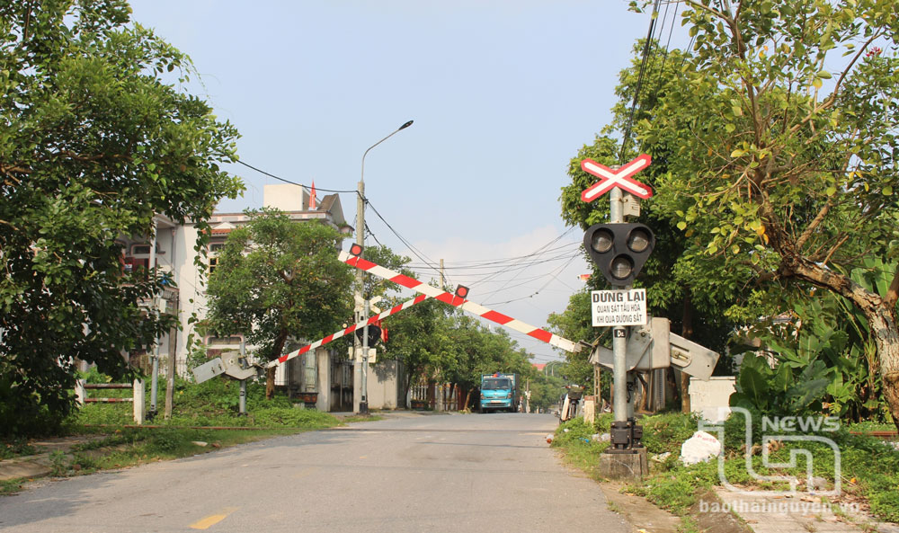 Tuyến đường ngang thuộc phường Tân Hương (TP. Phổ Yên) đã được lắp đặt cần chắn tự động, nhằm bảo đảm ATGT đường sắt, giảm thiểu các vụ tai nạn đáng tiếc xảy ra.