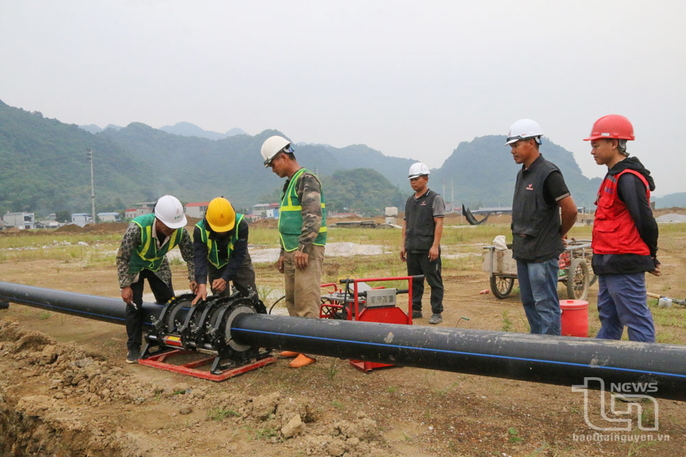 Constructing the water system for the fire protection system at the Tan Duong industrial cluster.