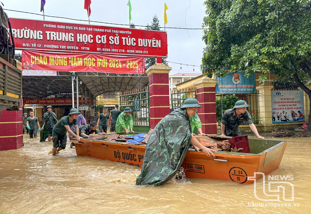 Cán bộ, chiến sĩ Lữ đoàn 382 hỗ trợ trường THCS Túc Duyên khắc phục sau lũ.