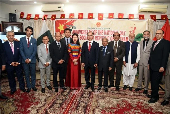 Vietnamese Ambassador to Pakistan Pham Anh Tuan (sixth from right) posing for a photo with guests (Photo courtesy of the embassy)