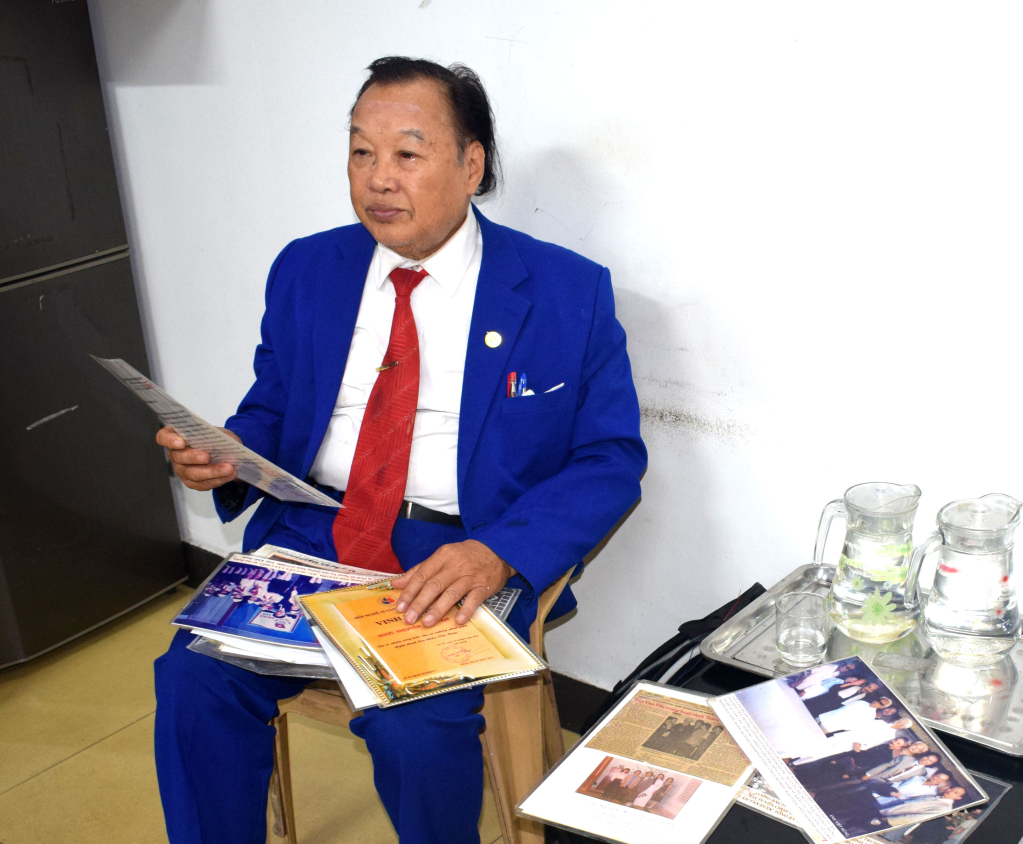 NSƯT Văn Tân luôn trân trọng và mang theo bên mình những hình ảnh và bài báo về ông trong vai Bác Hồ mỗi lần ông đi biểu diễn xa.