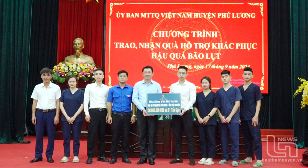 Huyện Phú Lương tiếp nhận ủng hộ, hỗ trợ của Phòng khám Nha khoa Việt Mỹ Hà Nội kinh phí 50 triệu đồng và 1 tấn gạo.